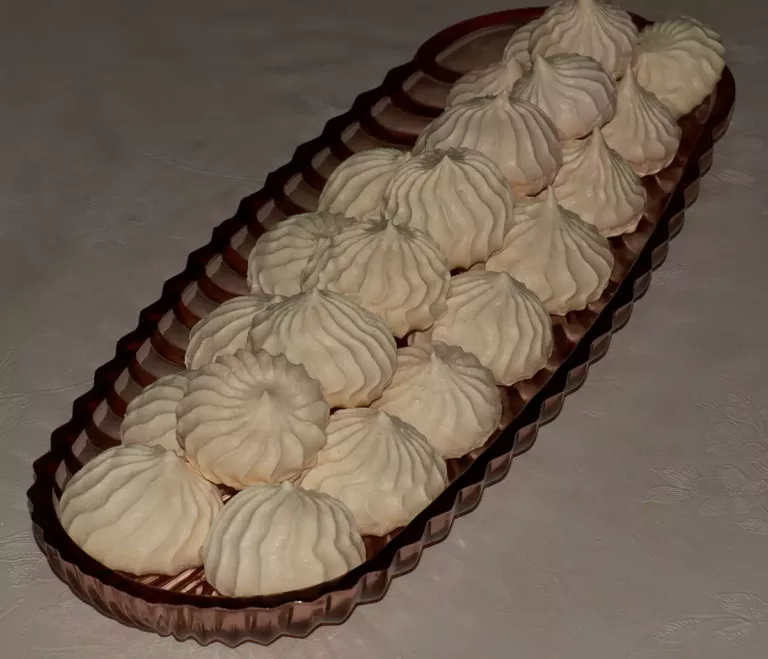 Divne puslice poredne u ovalu za kolače