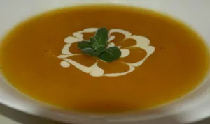 Kremasta juha od bundeve u tanjuru